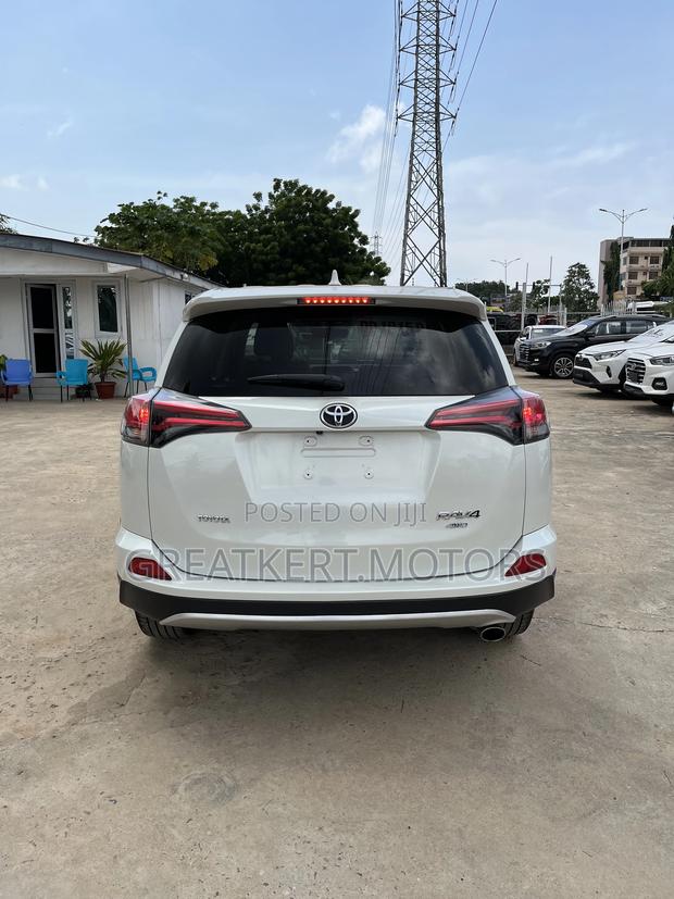 Toyota RAV4 SE AWD (2.5L 4cyl 6A) 2016 White