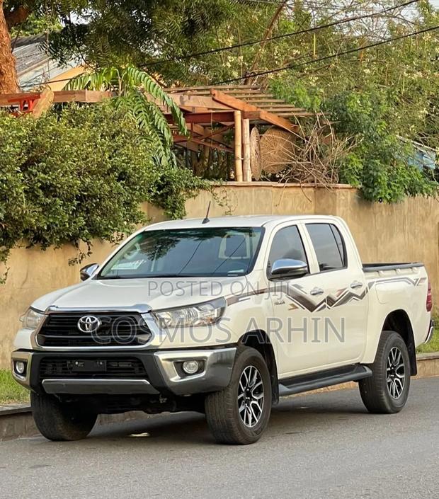 Toyota Hilux 2024 Gray