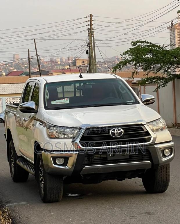 Toyota Hilux 2024 Gray