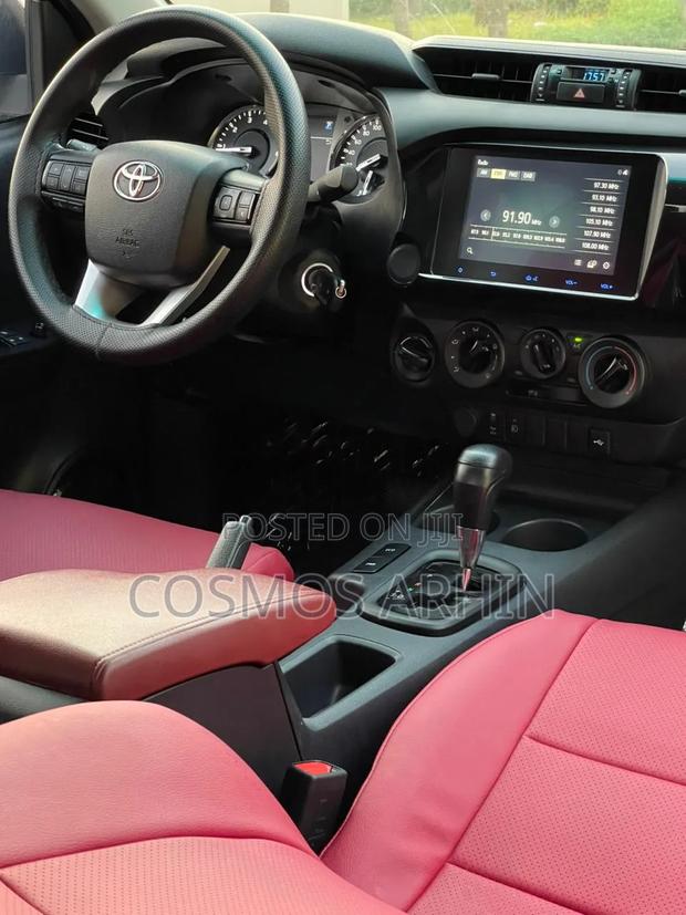 Toyota Hilux 2024 Gray