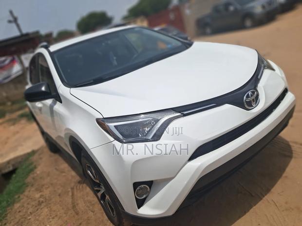 Toyota RAV4 LE AWD (2.5L 4cyl 6A) 2016 White