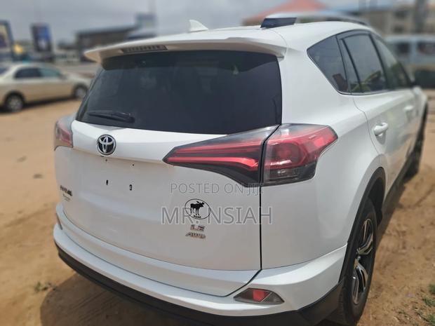 Toyota RAV4 LE AWD (2.5L 4cyl 6A) 2016 White