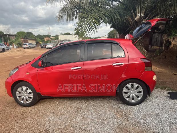 Toyota Yaris Base Sedan 4dr 2010 Red