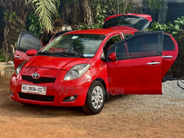 Toyota Yaris Base Sedan 4dr 2010 Red