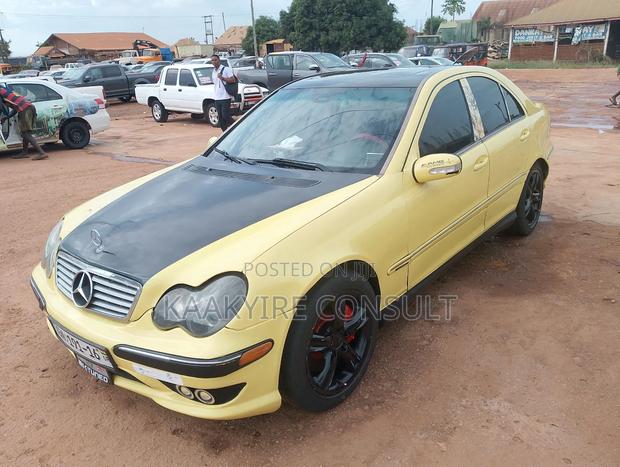 Mercedes-Benz C250 2010 Yellow