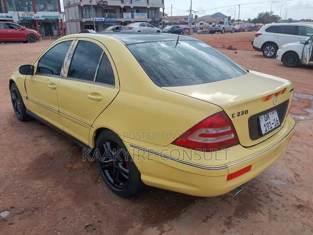 Mercedes-Benz C250 2010 Yellow