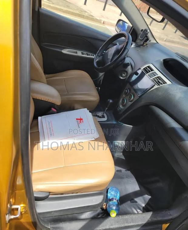 Toyota Yaris Base Sedan 4dr 2010 Gold
