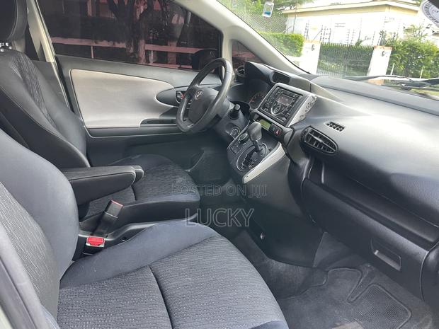Toyota Wish 2012 Silver