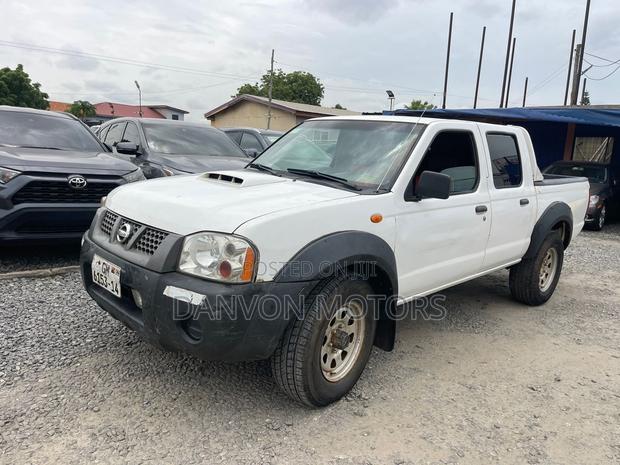 Nissan Hardbody 2014 White