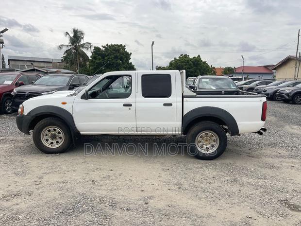 Nissan Hardbody 2014 White