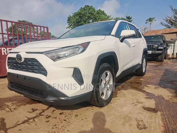 Toyota RAV4 LE FWD 2019 White