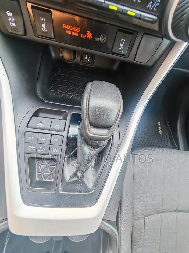 Toyota RAV4 LE FWD 2019 White