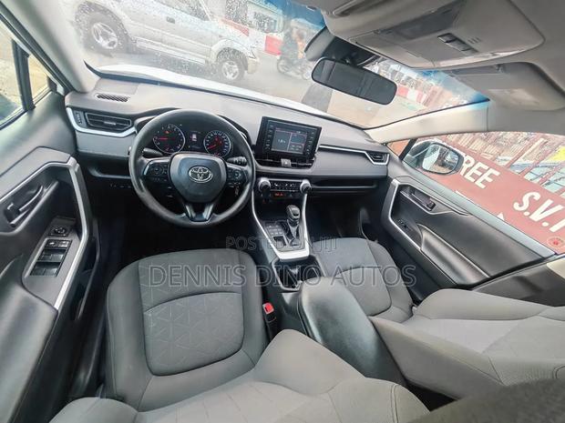 Toyota RAV4 LE FWD 2019 White