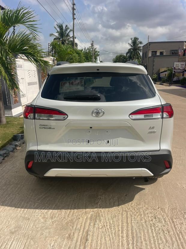 Toyota Corolla Cross LE 4WD 2024 White