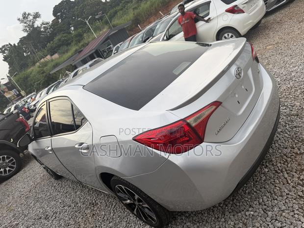 Toyota Corolla SE (1.8L 4cyl 2A) 2018 Silver