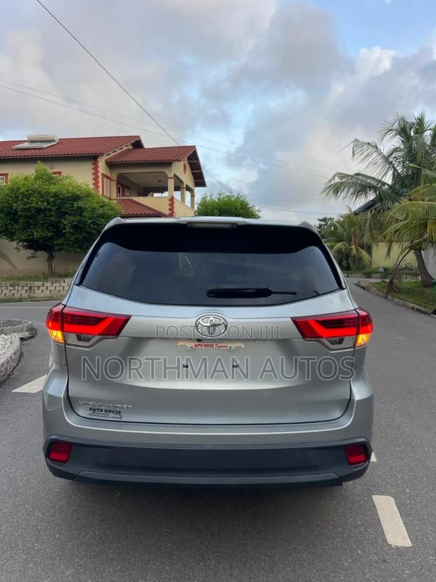 Toyota Highlander LE 2019 Silver