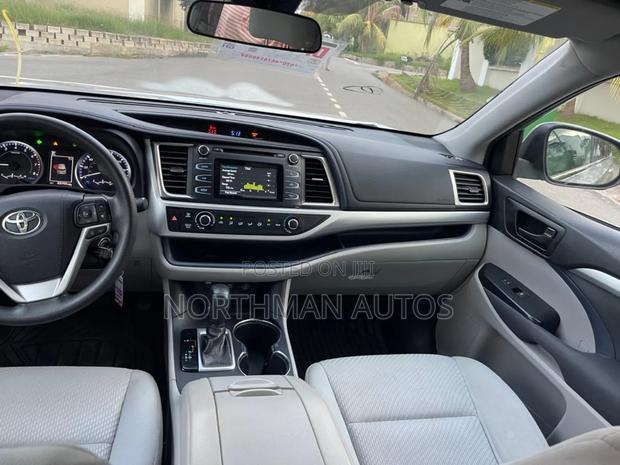 Toyota Highlander LE 2019 Silver