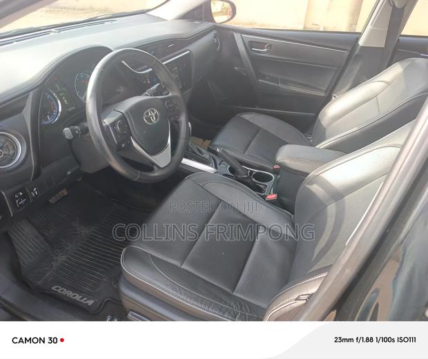 Toyota Corolla XLE (1.8L 4cyl 2A) 2018 Black