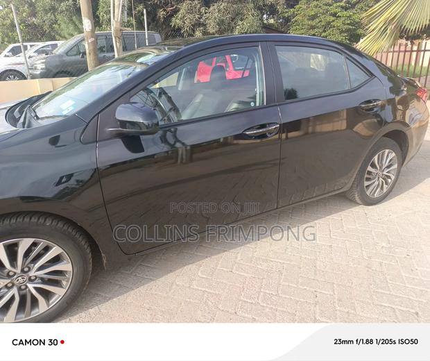 Toyota Corolla XLE (1.8L 4cyl 2A) 2018 Black