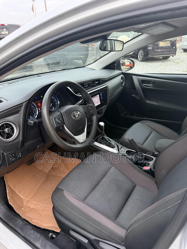Toyota Corolla LE (1.8L 4cyl 2A) 2018 Silver