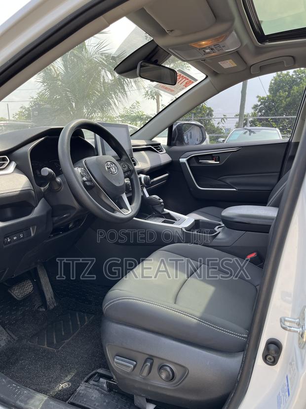 Toyota RAV4 Limited 2021 White