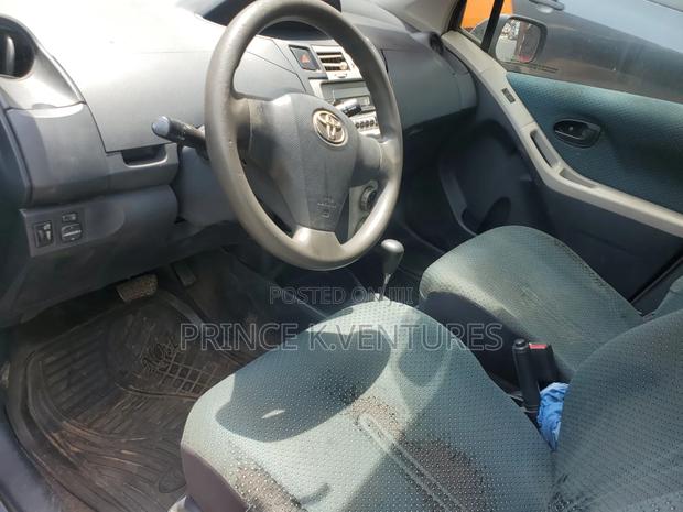 Toyota Yaris Base Hatchback 5dr 2010 Blue