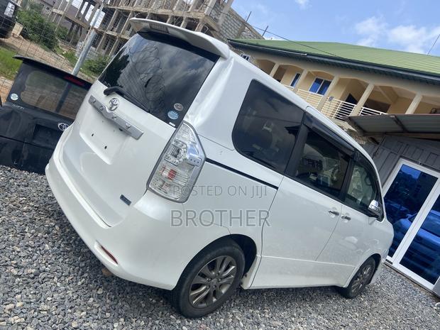 Toyota Voxy SV Premium 2014 White