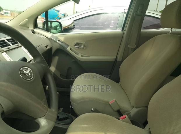 Toyota Vitz 2010 White