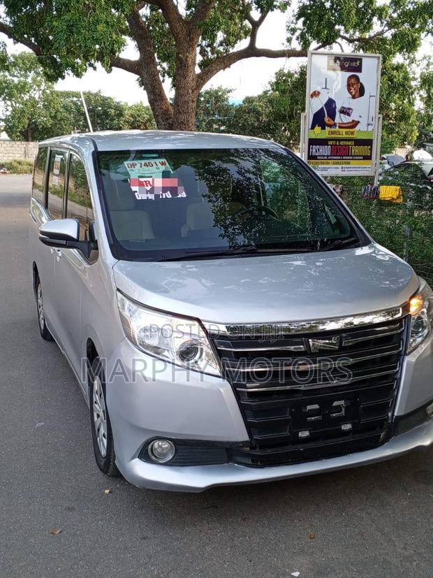Toyota Noah 2016 Silver