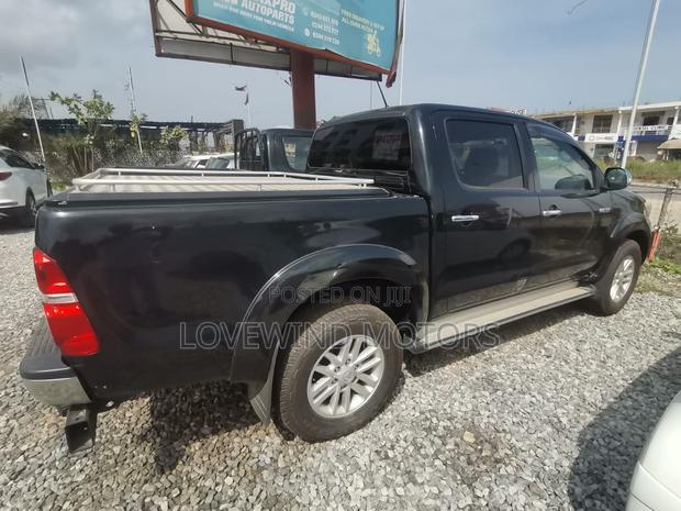 Toyota Hilux 2015 Black