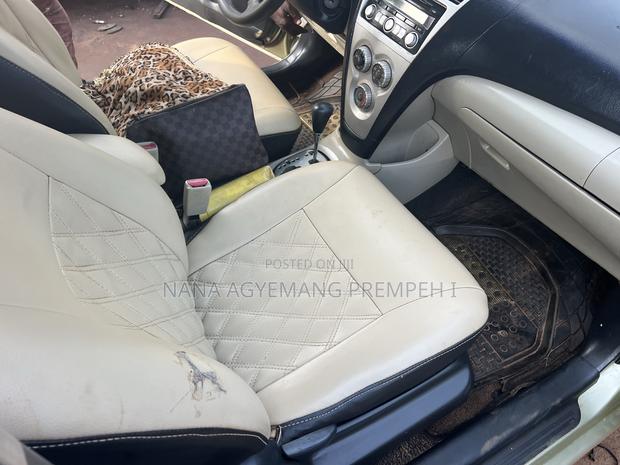 Toyota Yaris Base Sedan 4dr 2010 Beige