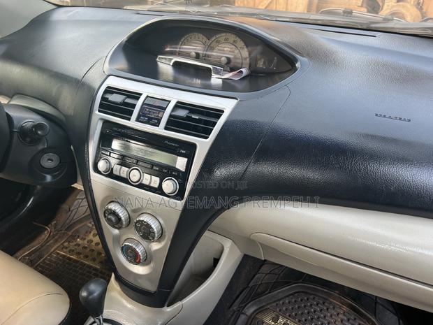 Toyota Yaris Base Sedan 4dr 2010 Beige