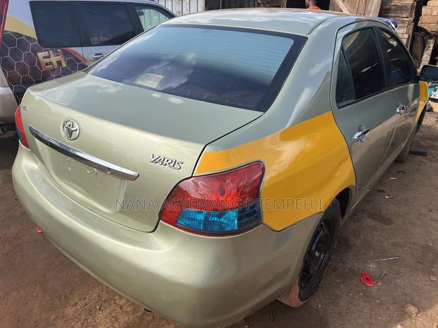 Toyota Yaris Base Sedan 4dr 2010 Beige