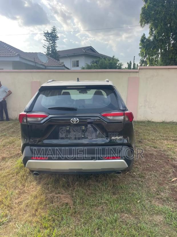 Toyota RAV4 LE 2022 Black