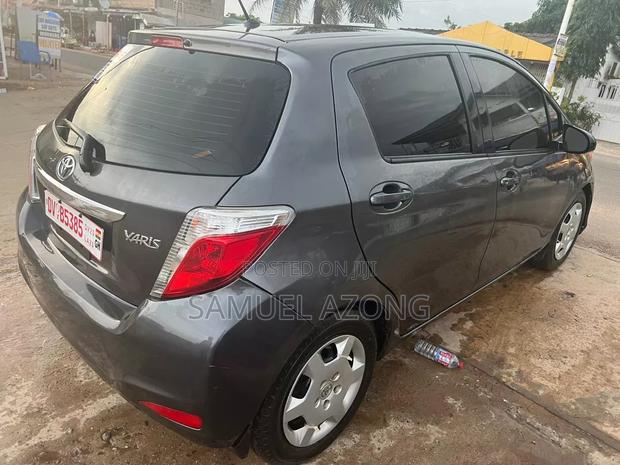 Toyota Yaris LE Hatchback 5dr 2013 Gray