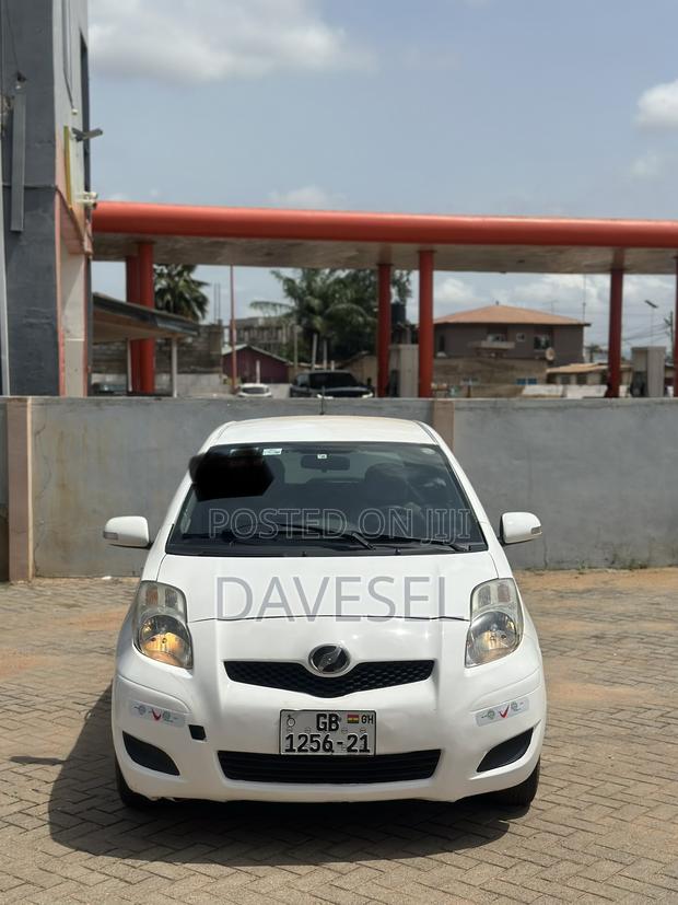 Toyota Vitz 2010 White