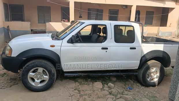 Nissan Hardbody 2012 White