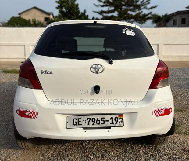 Toyota Vitz 2010 White