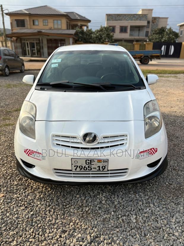 Toyota Vitz 2010 White
