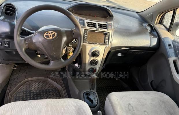 Toyota Vitz 2010 White