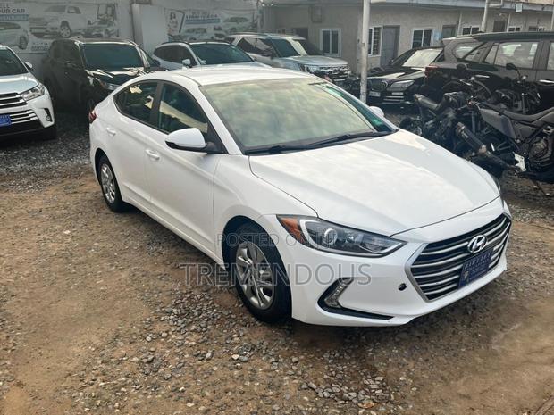 Hyundai Elantra SE Sedan FWD (2.0L 4cyl 6M) 2017 White