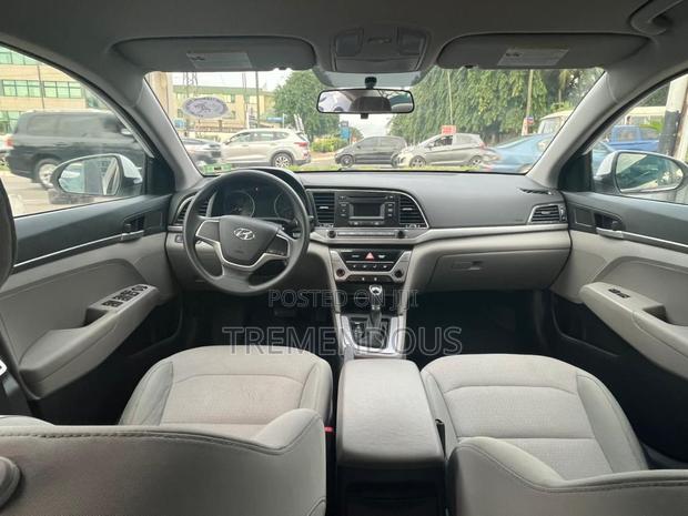 Hyundai Elantra SE Sedan FWD (2.0L 4cyl 6M) 2017 White