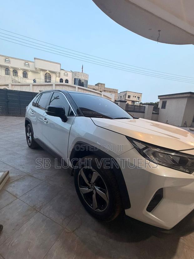 Toyota RAV4 2022 White