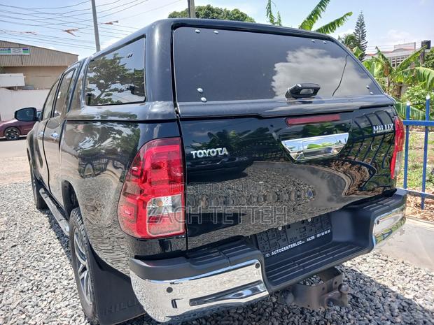 Toyota Hilux 2022 Black
