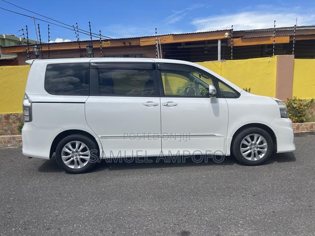 Toyota Voxy 2013 White