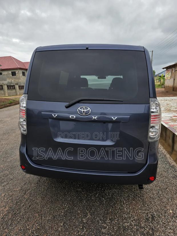 Toyota Voxy 2010 Blue