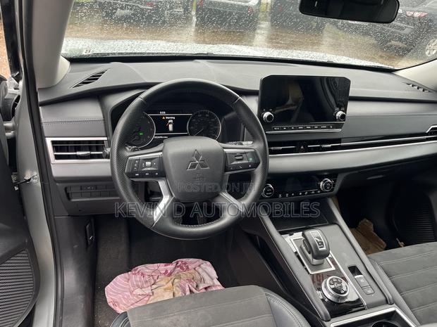Mitsubishi Outlander SE 2024 Silver