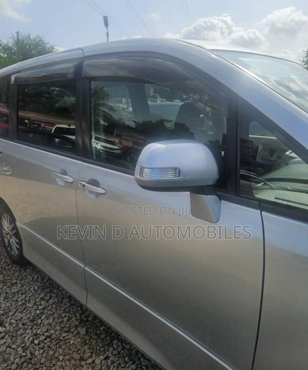 Toyota Voxy 2013 Silver