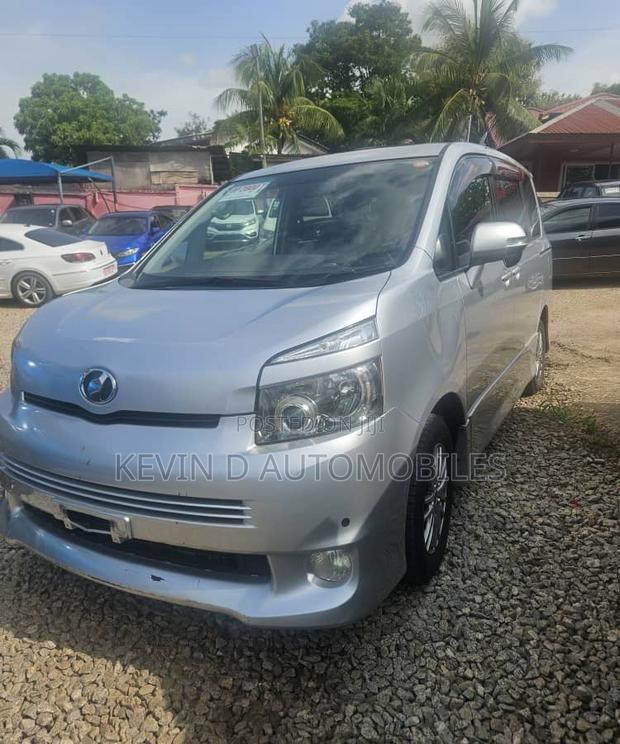 Toyota Voxy 2013 Silver