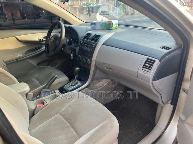 Toyota Corolla LE 4dr Sedan (1.8L 4cyl 4A) 2010 Gold